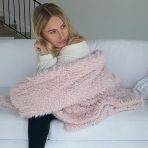 ANGEL PLUSH BLANKET | BIG - DUSTY PINK - Image 4